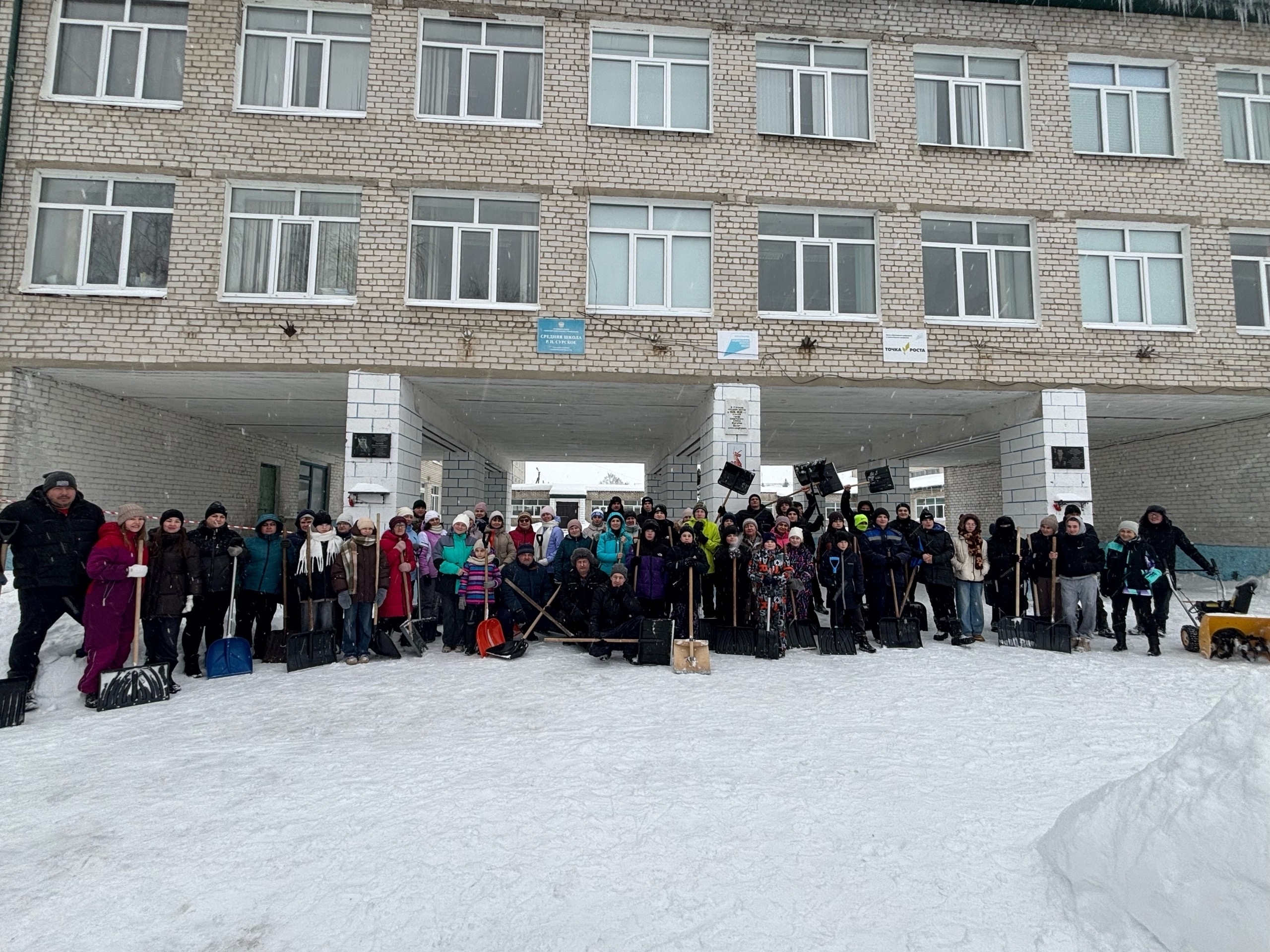 Продолжается уборка снега.