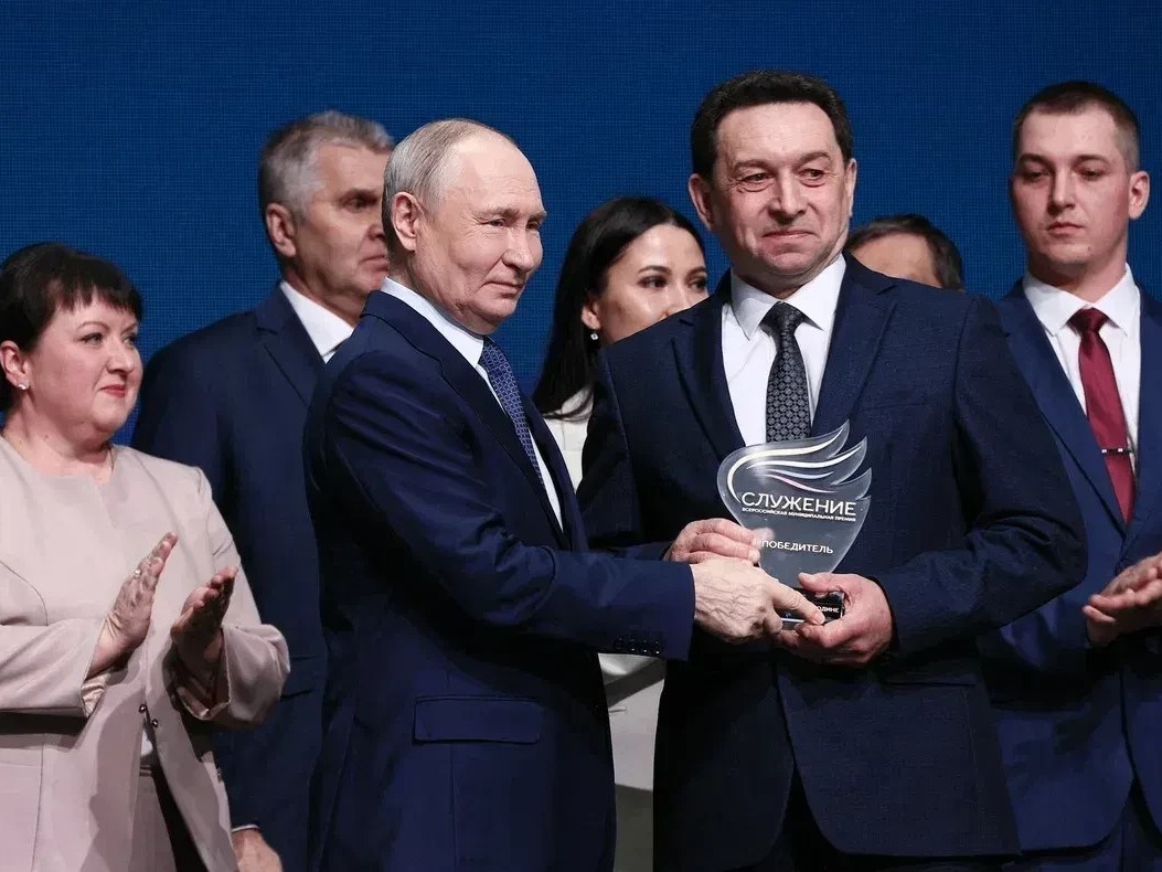 Владимир Путин наградил лучших муниципальных служащих.