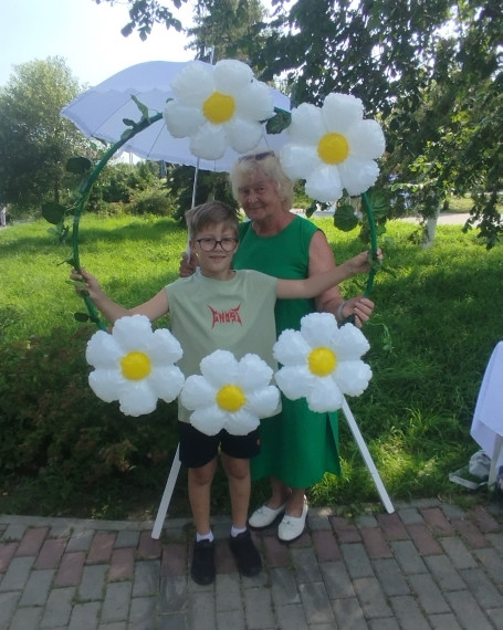 В рамках национального проекта «Семья», регионального проекта «Семейные ценности и инфраструктура культуры» центральной районной библиотекой специально ко Дню семьи, любви и верности была организована фотозона под названием «Ромашковое счастье». Жители и.
