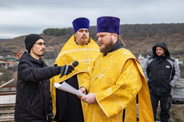 Митрополит Лонгин освятил крест и купол часовни на Никольской горе.